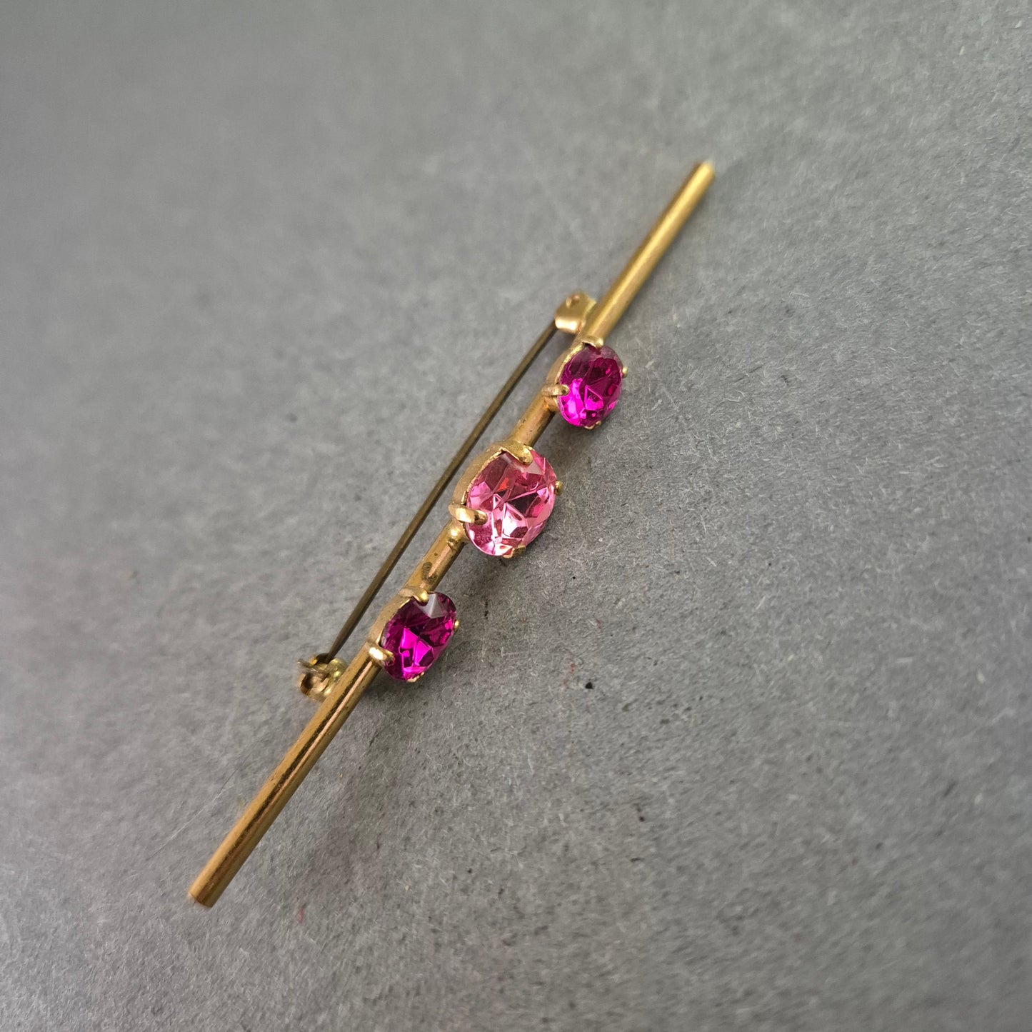 Schlichte Vintage-Brosche mit pinkfarbenen Steinen – Eleganter Balkenstil