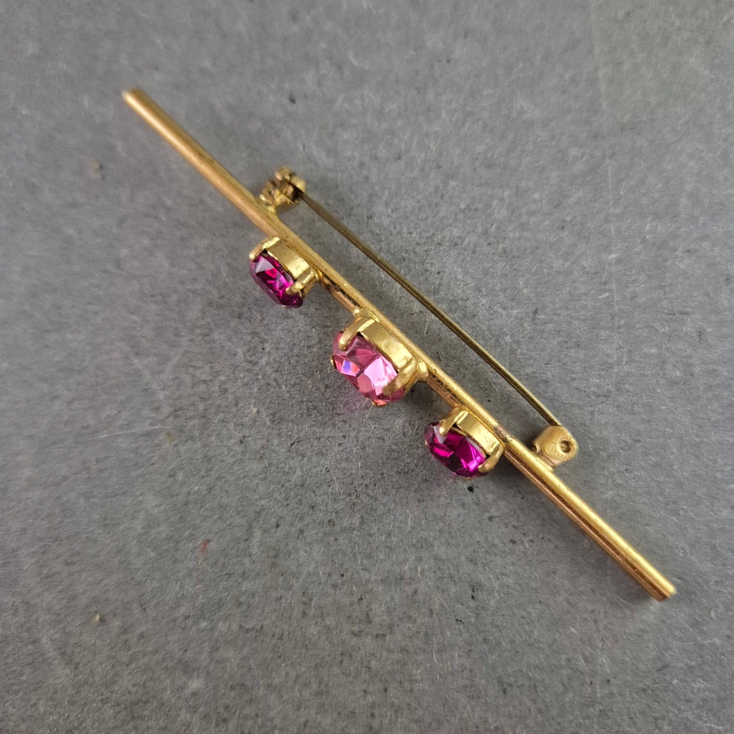 Schlichte Vintage-Brosche mit pinkfarbenen Steinen – Eleganter Balkenstil