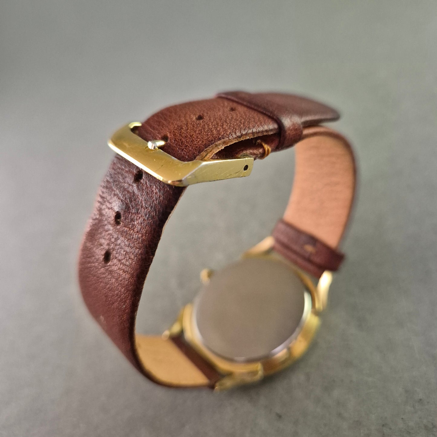 Rogau Herrenarmbanduhr – Klassisches Design mit Cognac Gautier Motiv