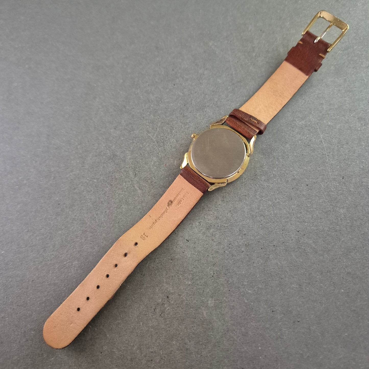 Rogau Herrenarmbanduhr – Klassisches Design mit Cognac Gautier Motiv