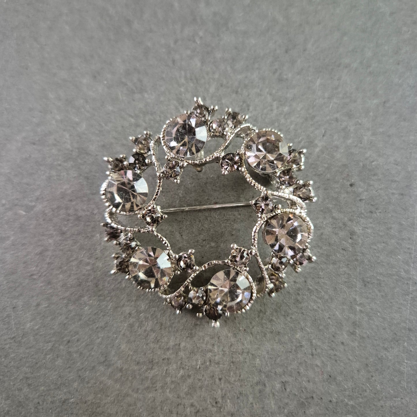 Glamouröse Vintage-Brosche mit klaren Strasssteinen – Rundes Design