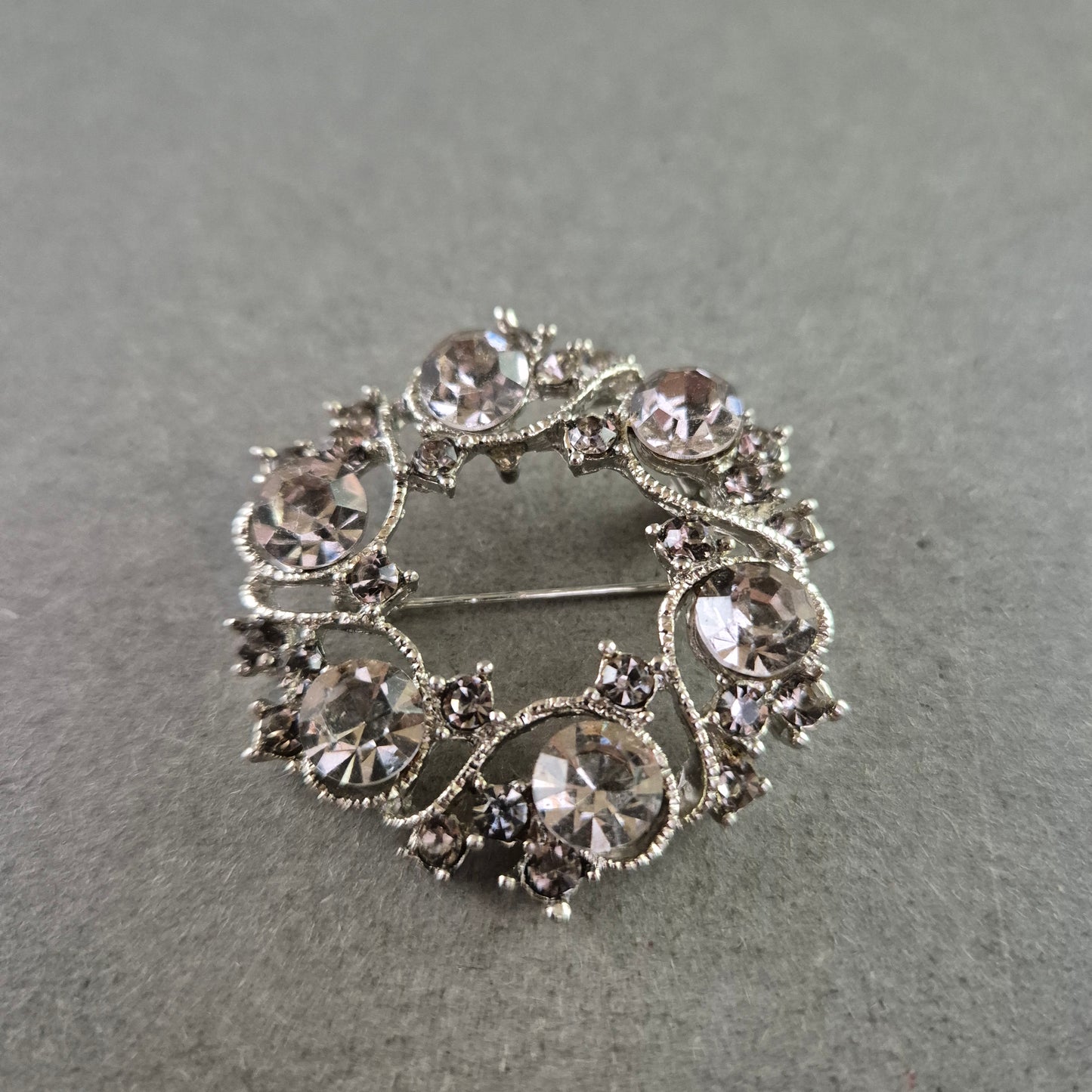 Glamouröse Vintage-Brosche mit klaren Strasssteinen – Rundes Design