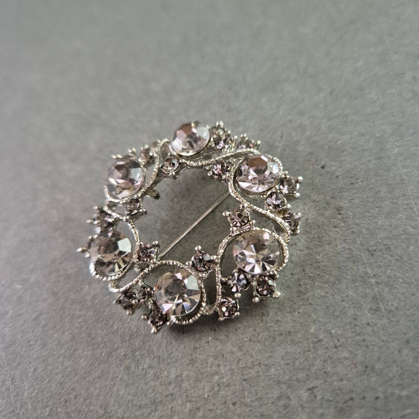 Glamouröse Vintage-Brosche mit klaren Strasssteinen – Rundes Design