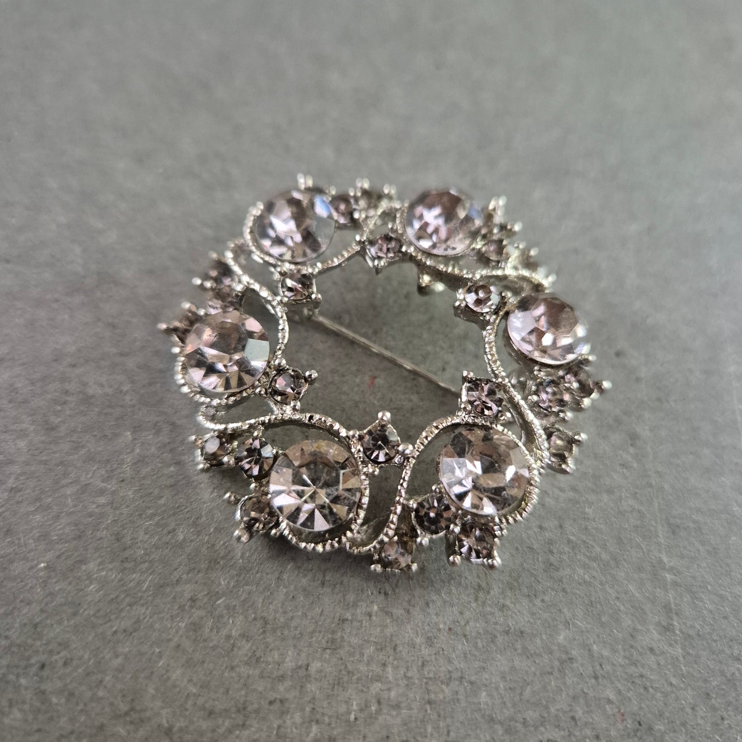 Glamouröse Vintage-Brosche mit klaren Strasssteinen – Rundes Design