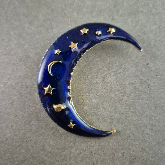 Halbmond-Brosche mit Sternenmuster – Mystischer Nachthimmel-Look