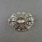Filigrane Vintage-Brosche mit irisierendem Stein – Ovales Design