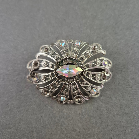 Filigrane Vintage-Brosche mit irisierendem Stein – Ovales Design