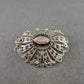 Filigrane Vintage-Brosche mit irisierendem Stein – Ovales Design