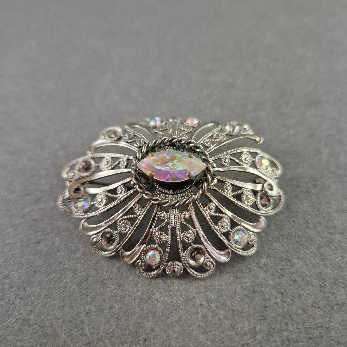 Filigrane Vintage-Brosche mit irisierendem Stein – Ovales Design
