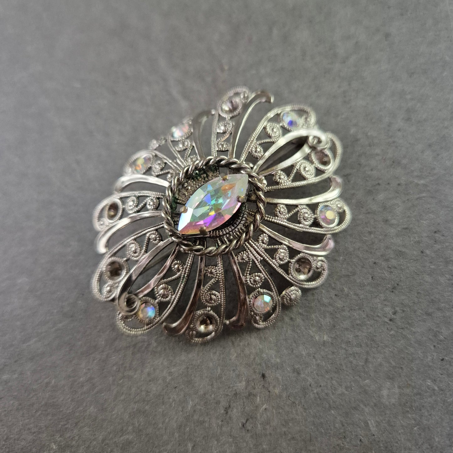 Filigrane Vintage-Brosche mit irisierendem Stein – Ovales Design