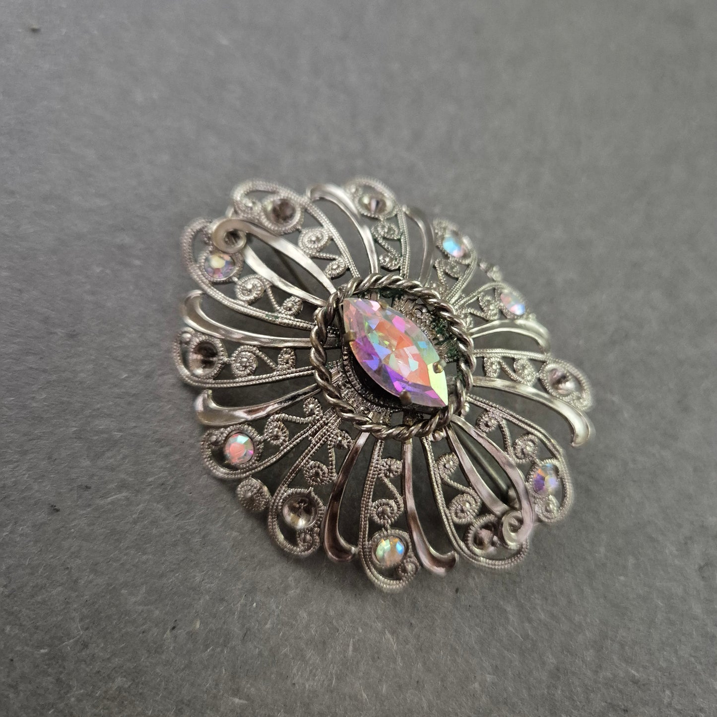 Filigrane Vintage-Brosche mit irisierendem Stein – Ovales Design