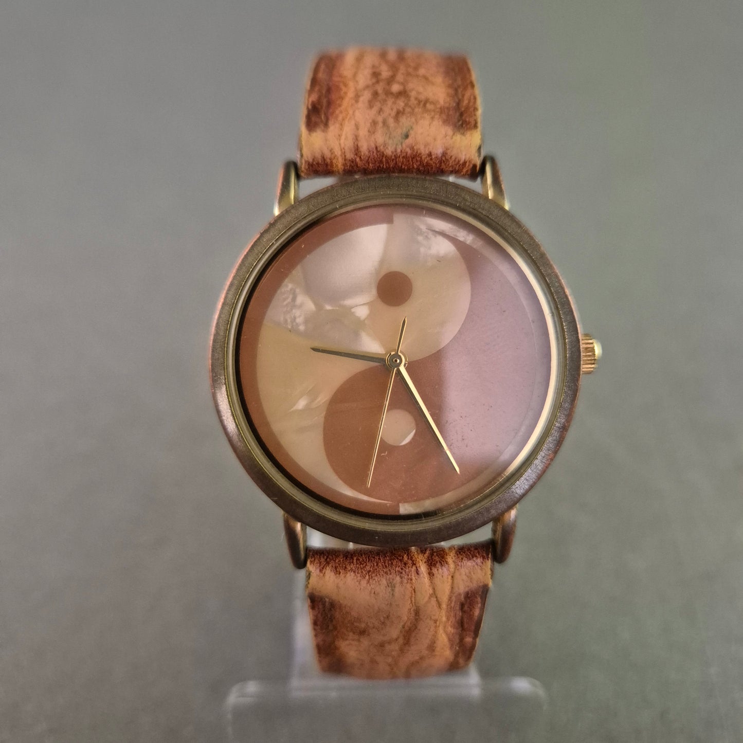 Yin-Yang Armbanduhr im Holz-Look – Spirituelles Design mit Naturband