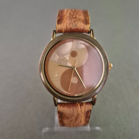 Yin-Yang Armbanduhr im Holz-Look – Spirituelles Design mit Naturband
