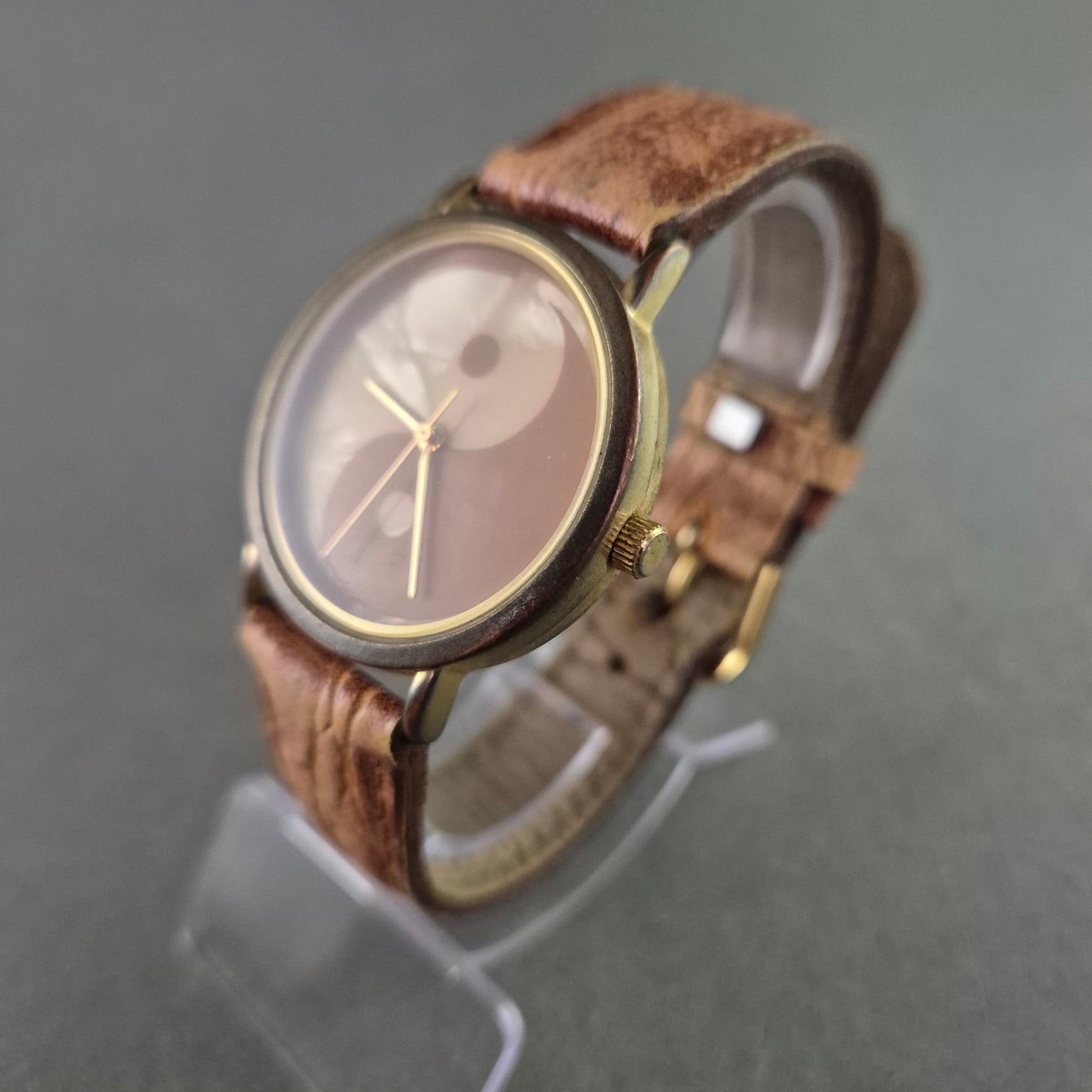 Yin-Yang Armbanduhr im Holz-Look – Spirituelles Design mit Naturband