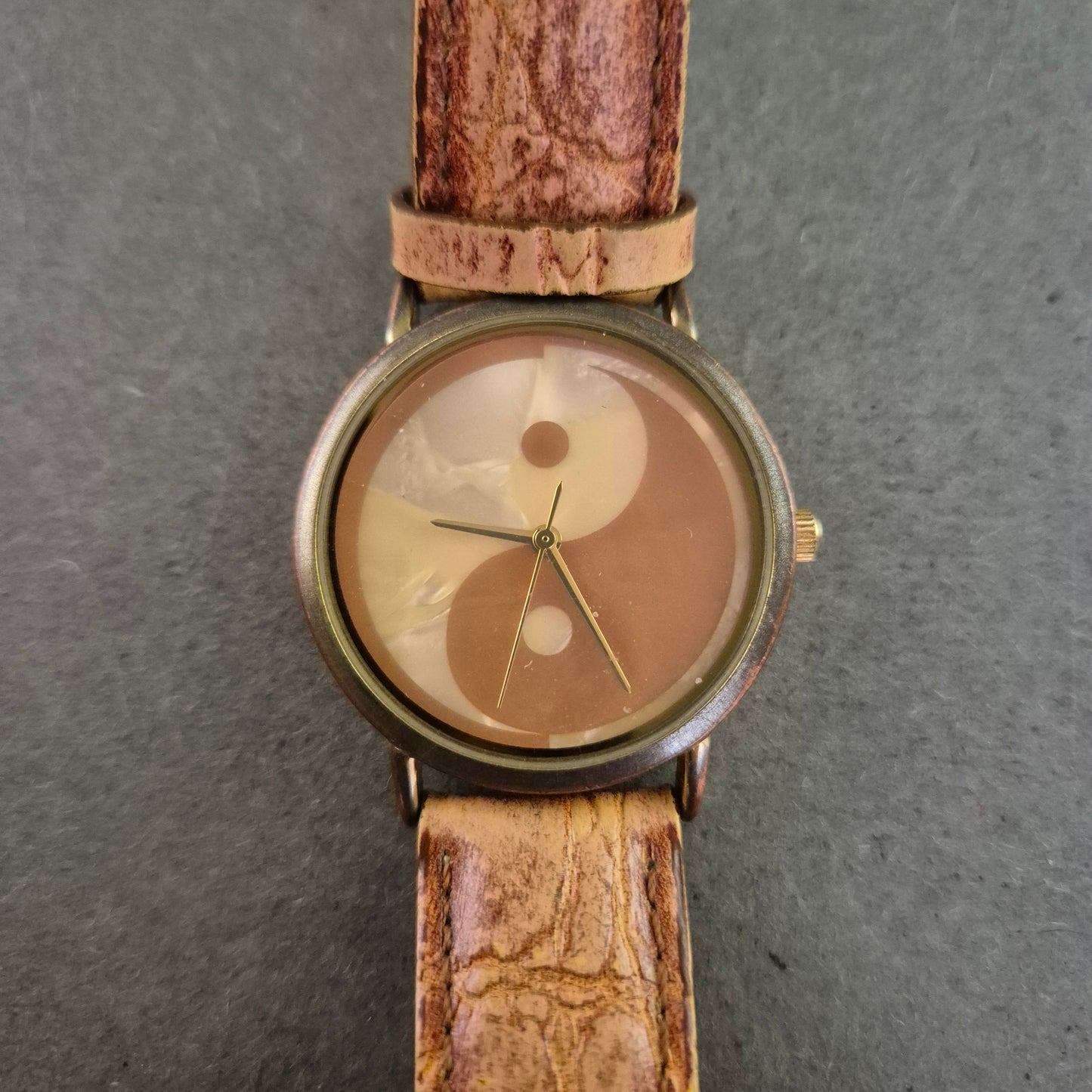 Yin-Yang Armbanduhr im Holz-Look – Spirituelles Design mit Naturband