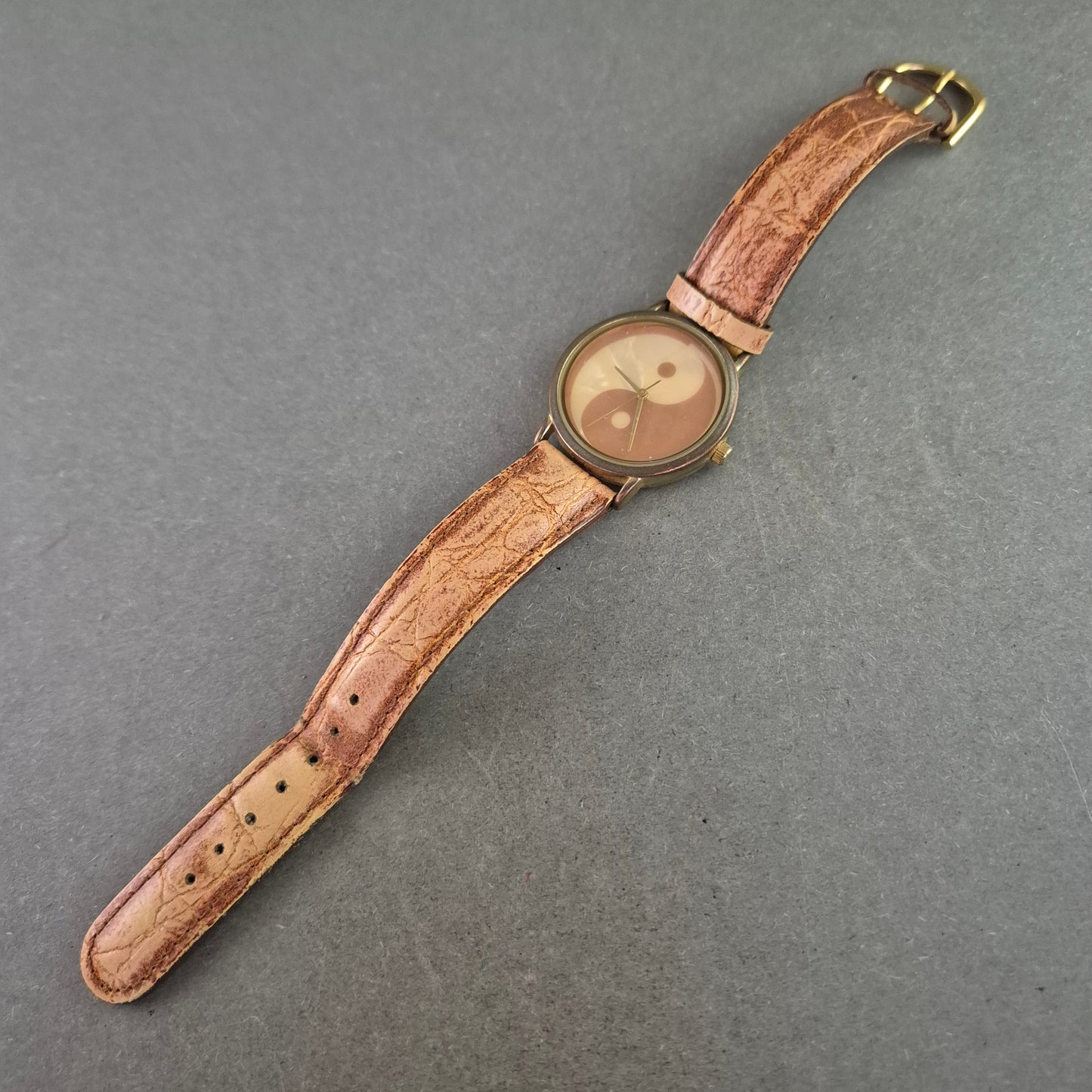 Yin-Yang Armbanduhr im Holz-Look – Spirituelles Design mit Naturband