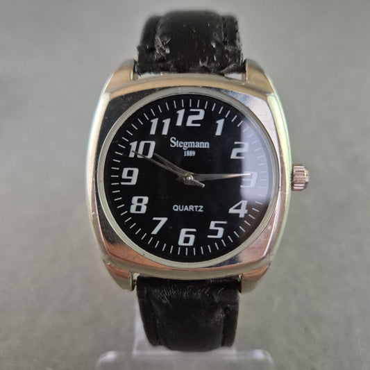 Stegmann Herrenarmbanduhr mit schwarzem Zifferblatt – Klassisch & Klar