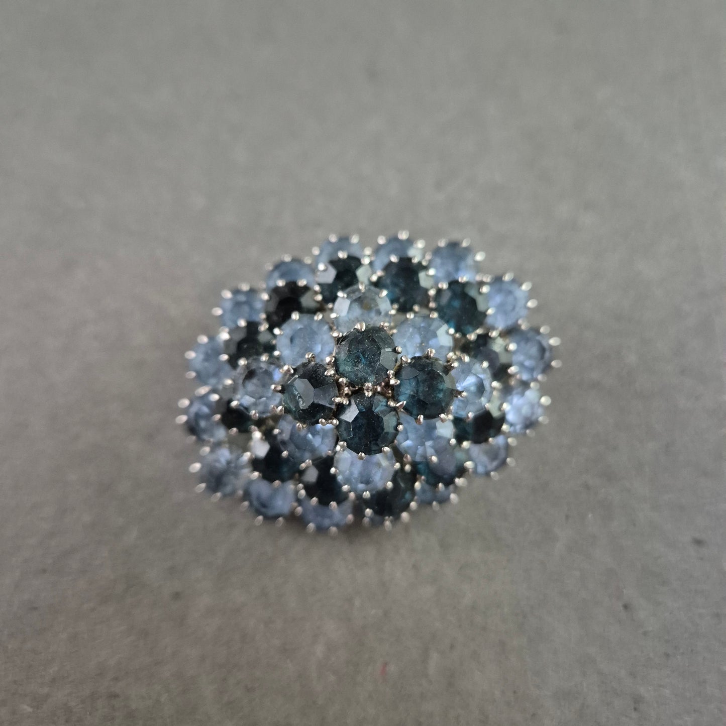 Vintage Strassbrosche mit blauen Steinen – Eleganz im Retro-Look