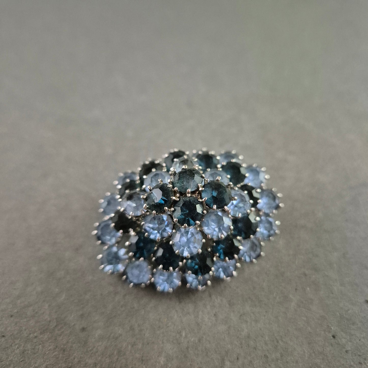 Vintage Strassbrosche mit blauen Steinen – Eleganz im Retro-Look