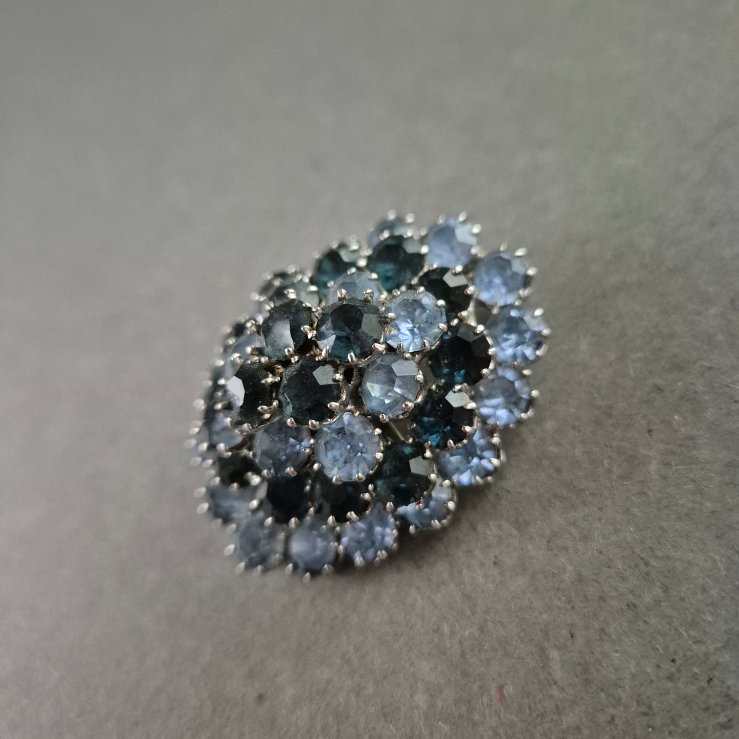Vintage Strassbrosche mit blauen Steinen – Eleganz im Retro-Look