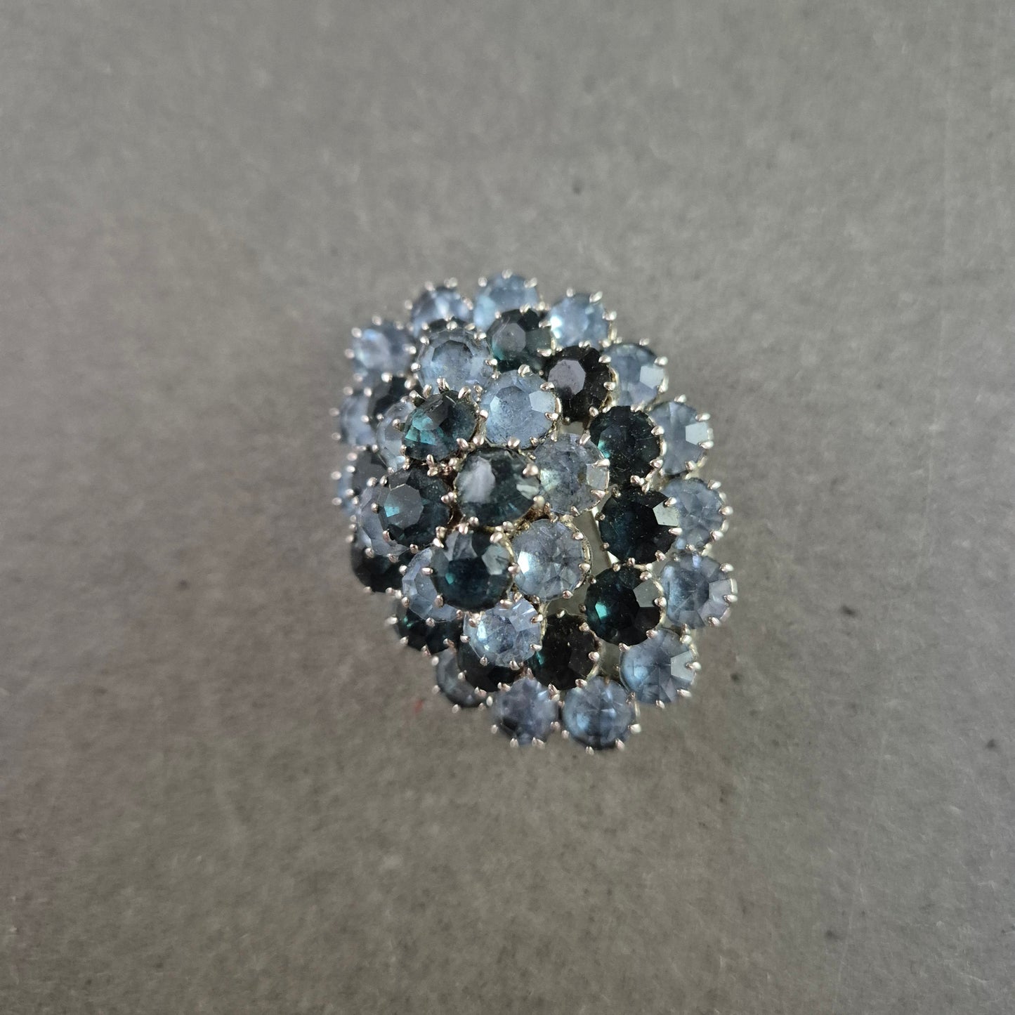 Vintage Strassbrosche mit blauen Steinen – Eleganz im Retro-Look