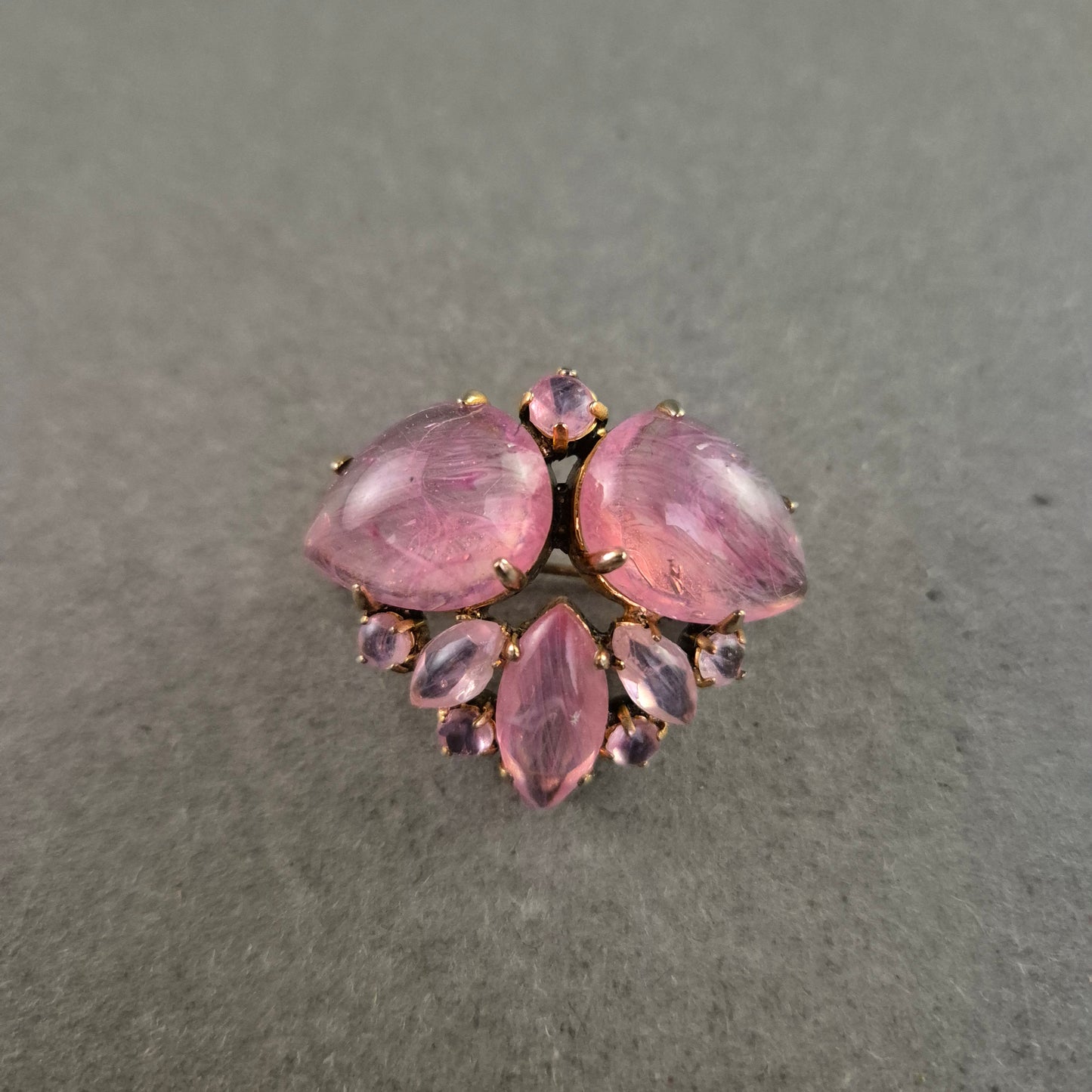 Elegante Vintage-Brosche mit rosa Glascabochons – florale Form