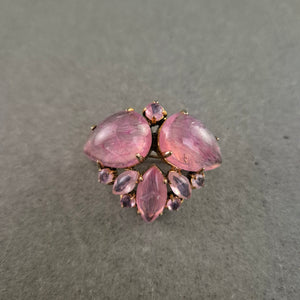 Elegante Vintage-Brosche mit rosa Glascabochons – florale Form