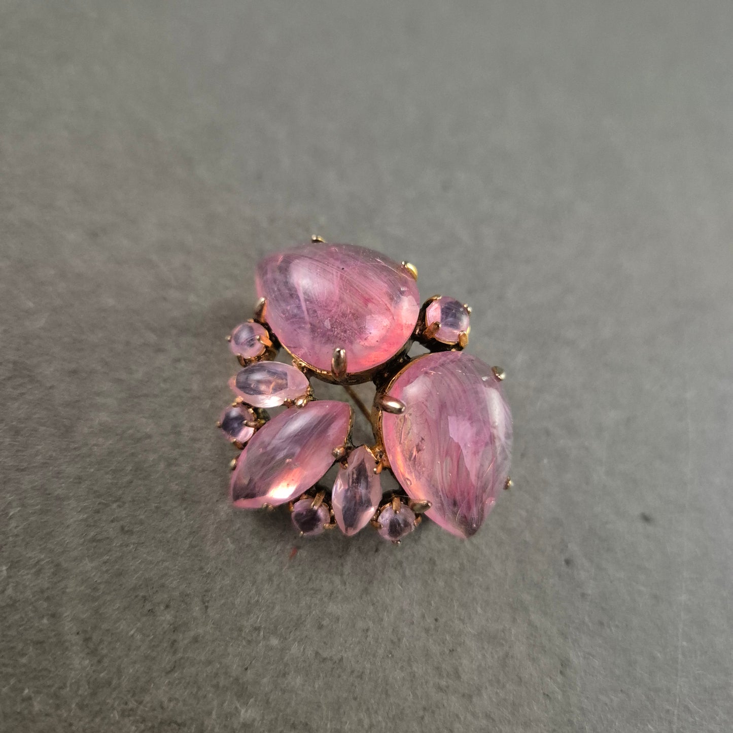 Elegante Vintage-Brosche mit rosa Glascabochons – florale Form