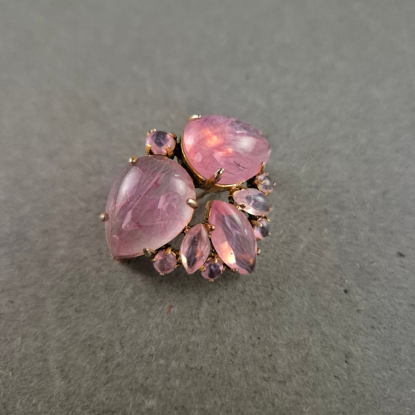 Elegante Vintage-Brosche mit rosa Glascabochons – florale Form