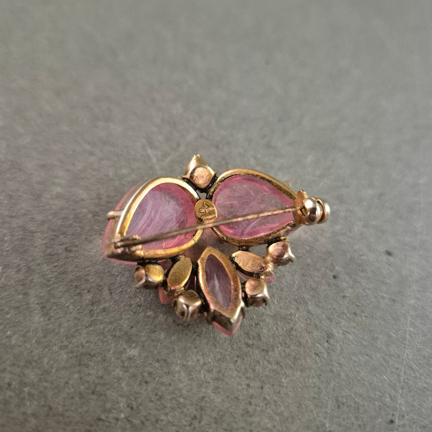 Elegante Vintage-Brosche mit rosa Glascabochons – florale Form