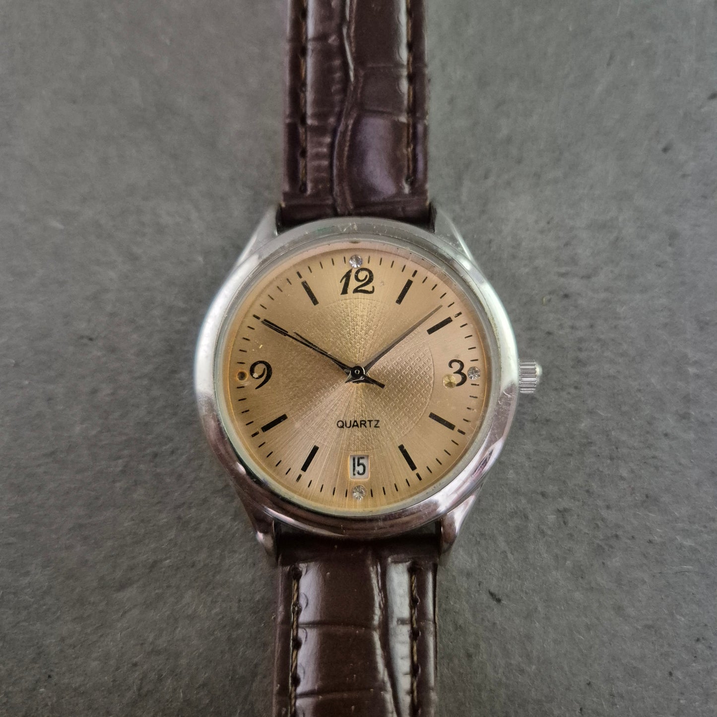 Klassische Herren-Quarzuhr mit Lederoptik-Armband und Datumsanzeige