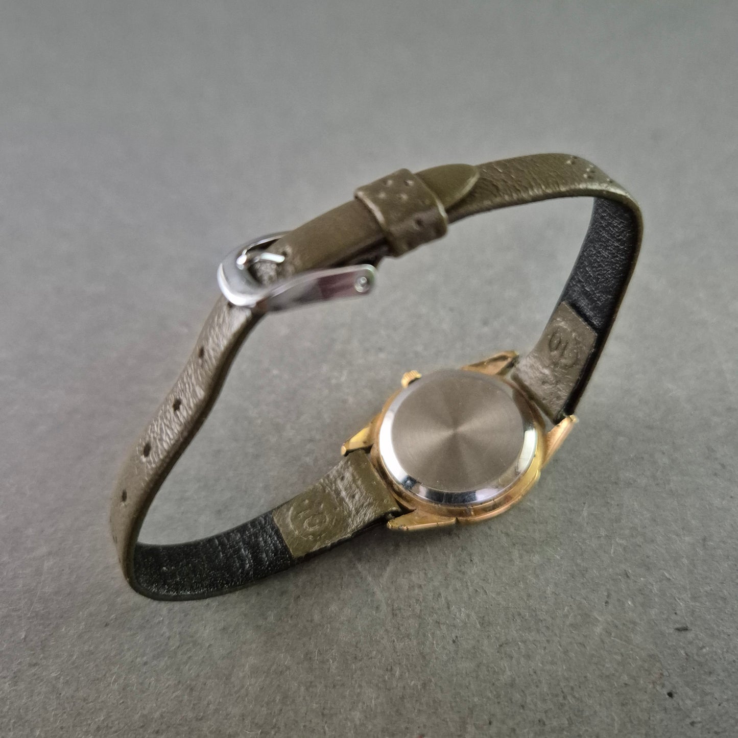 Klassische Damenarmbanduhr von Rivage – Eleganz in Goldoptik