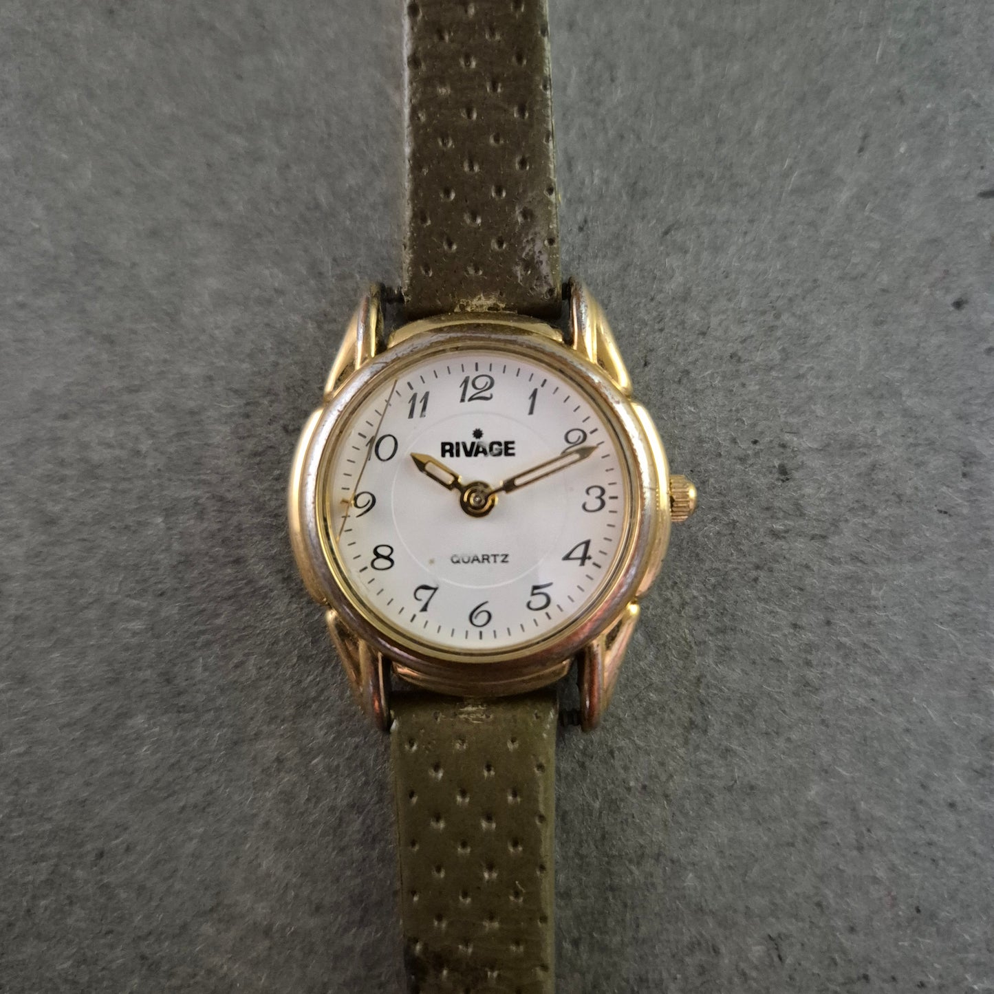 Klassische Damenarmbanduhr von Rivage – Eleganz in Goldoptik