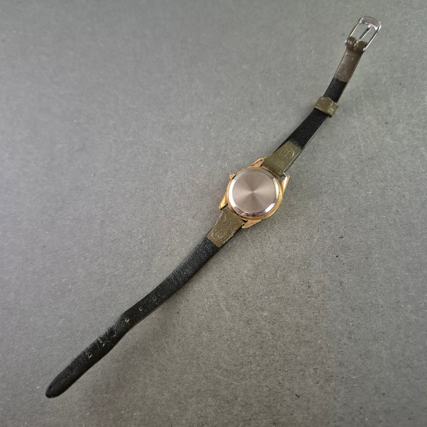 Klassische Damenarmbanduhr von Rivage – Eleganz in Goldoptik