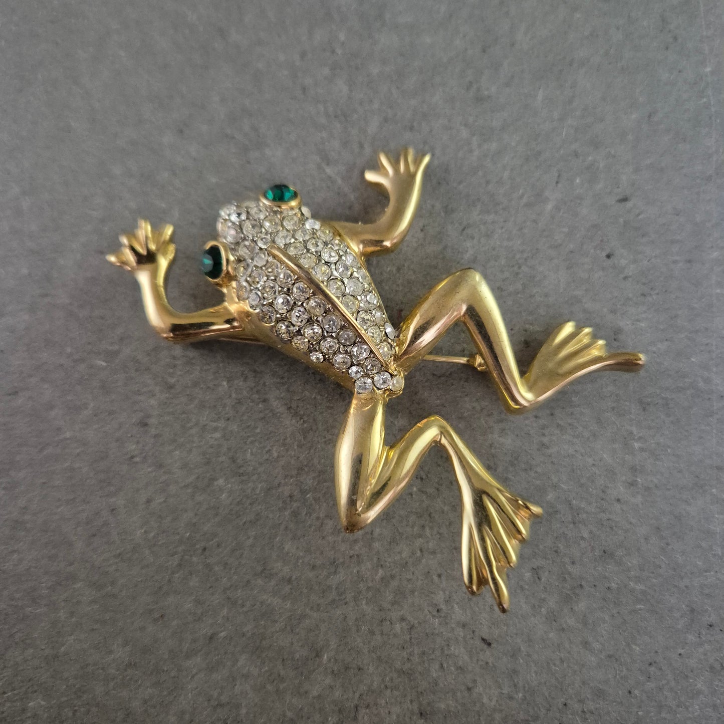 Auffällige Frosch-Brosche in Goldoptik mit Strass und grünen Augen