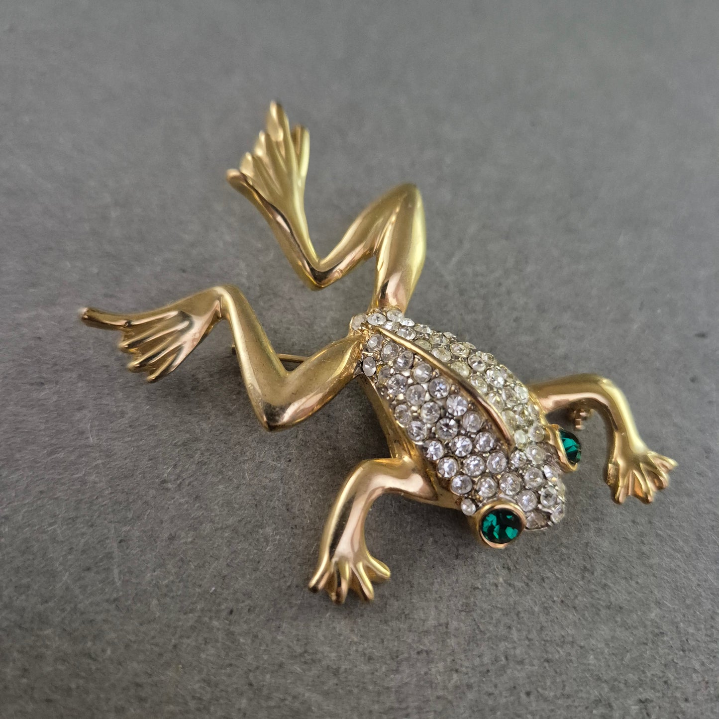 Auffällige Frosch-Brosche in Goldoptik mit Strass und grünen Augen