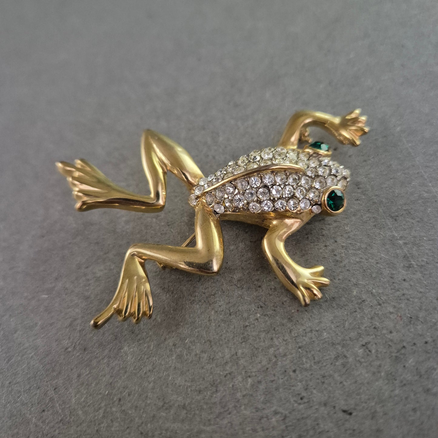 Auffällige Frosch-Brosche in Goldoptik mit Strass und grünen Augen