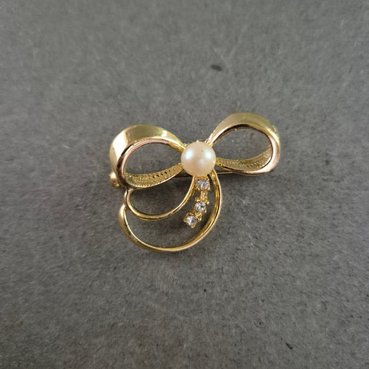 Zarte Brosche in Schleifenform mit Strass und Perlenimitat