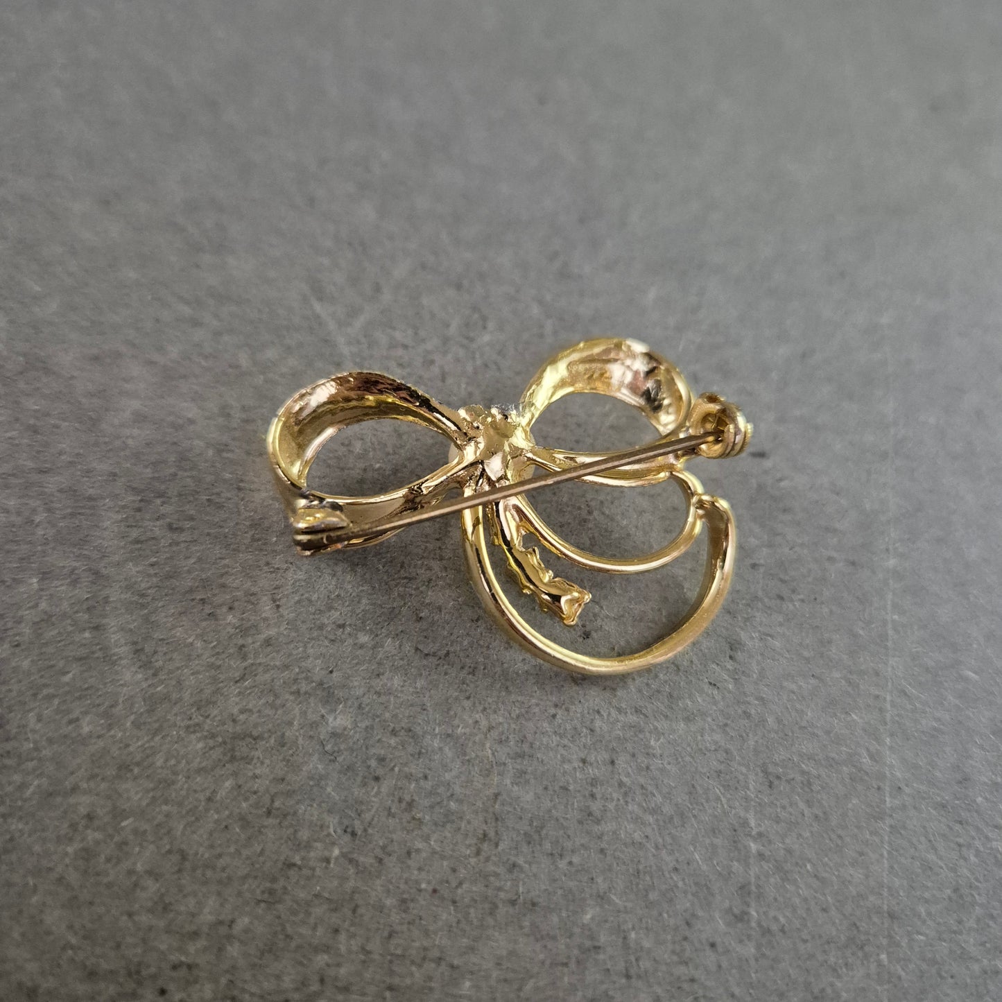 Zarte Brosche in Schleifenform mit Strass und Perlenimitat