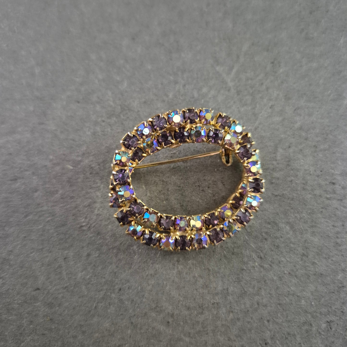 Ovale Vintage-Brosche mit lila Strass – Funkelndes Retro-Accessoire