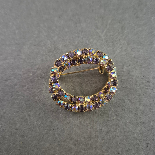 Ovale Vintage-Brosche mit lila Strass – Funkelndes Retro-Accessoire