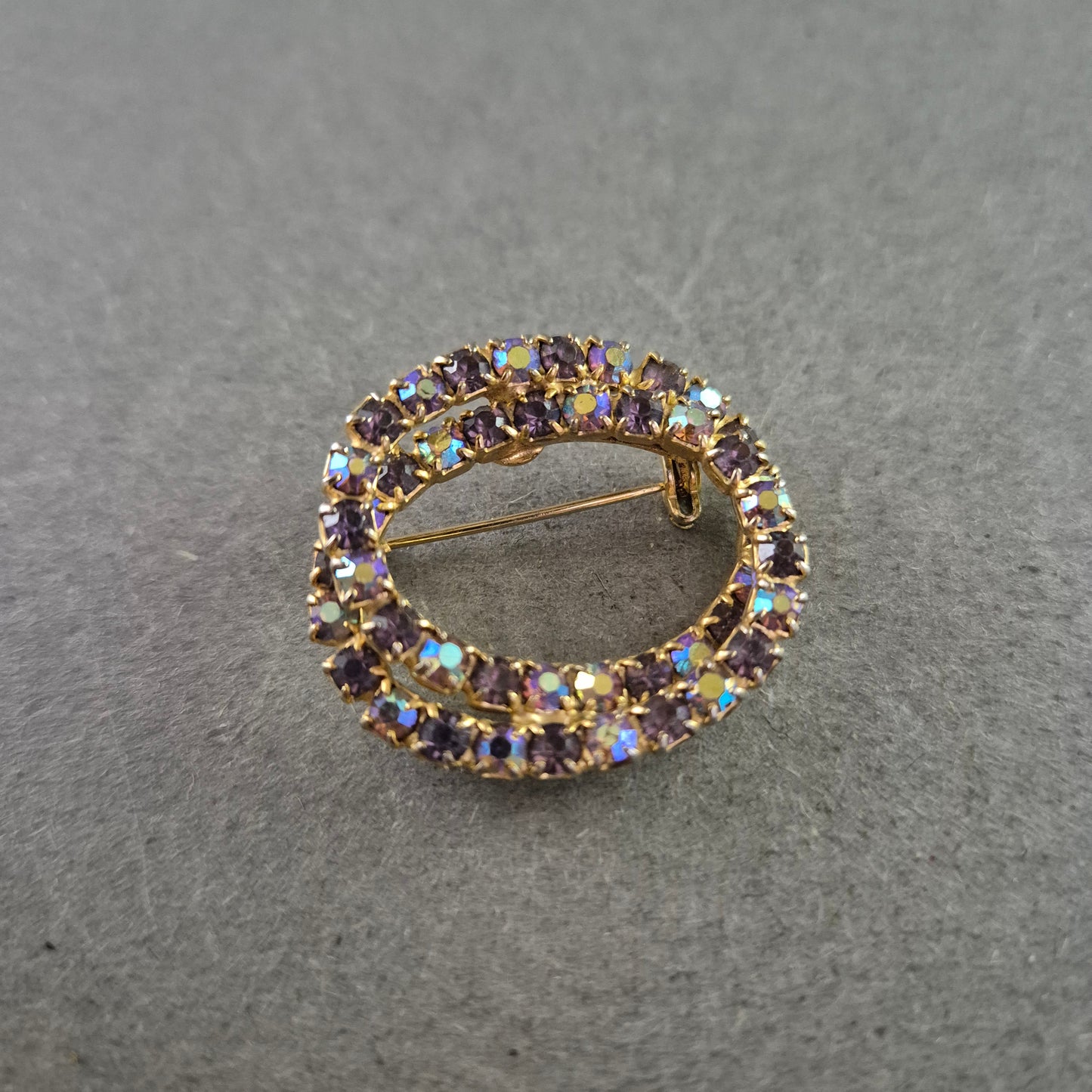 Ovale Vintage-Brosche mit lila Strass – Funkelndes Retro-Accessoire