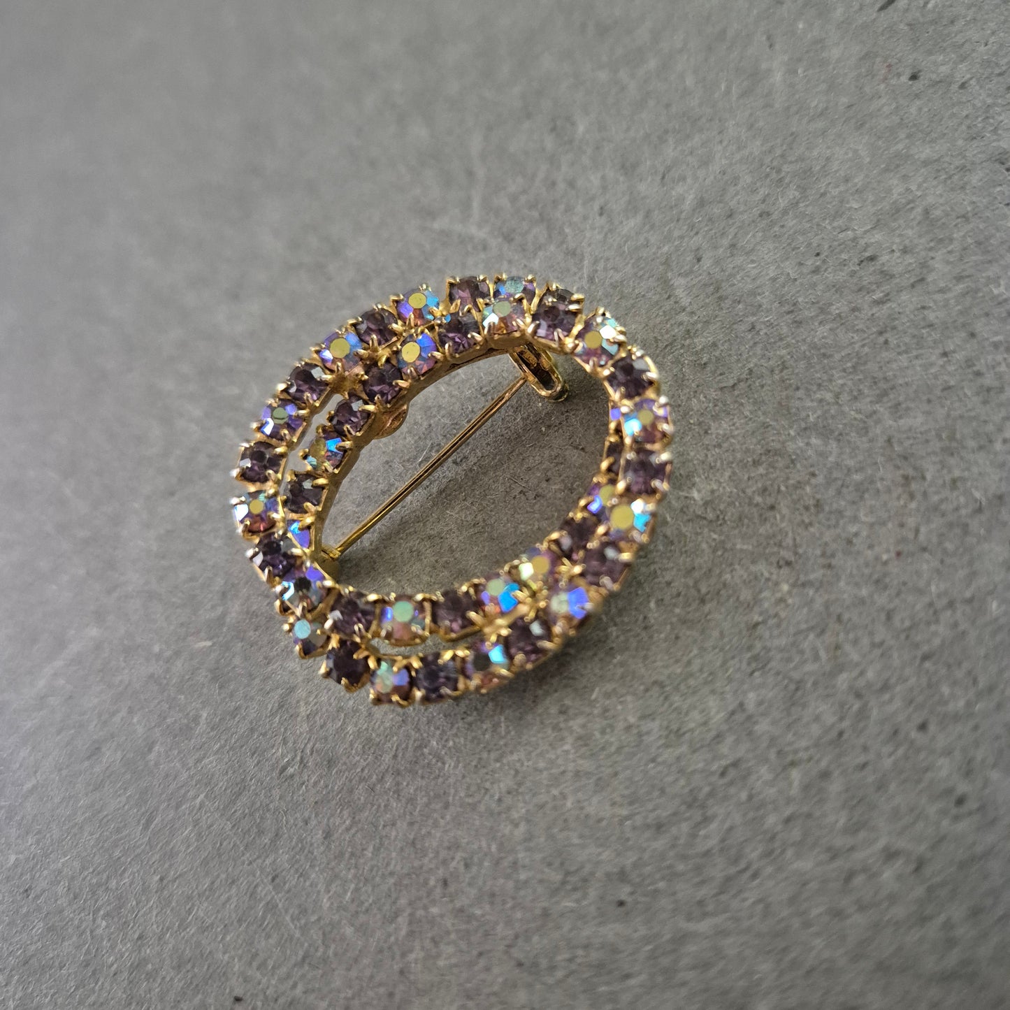 Ovale Vintage-Brosche mit lila Strass – Funkelndes Retro-Accessoire