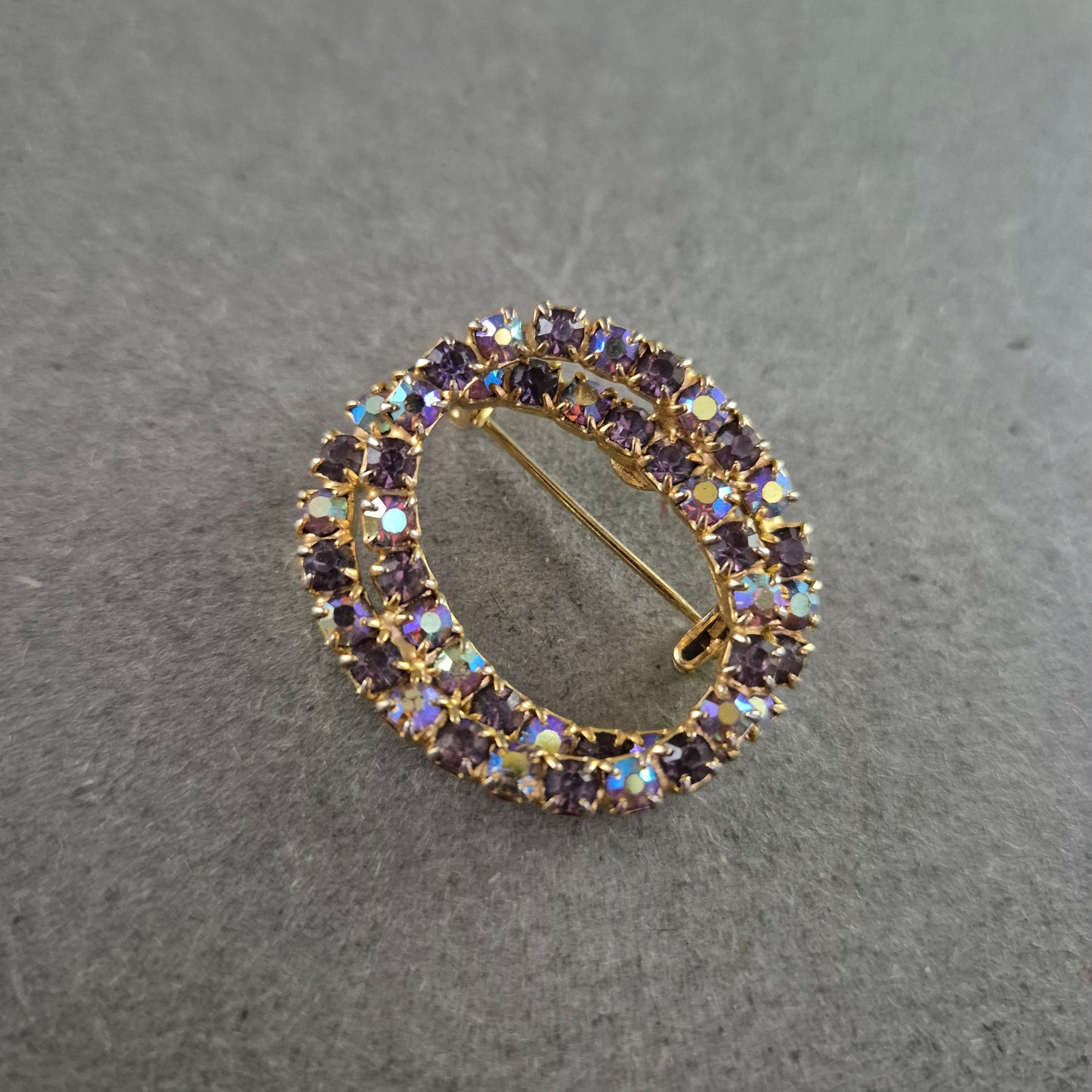 Ovale Vintage-Brosche mit lila Strass – Funkelndes Retro-Accessoire