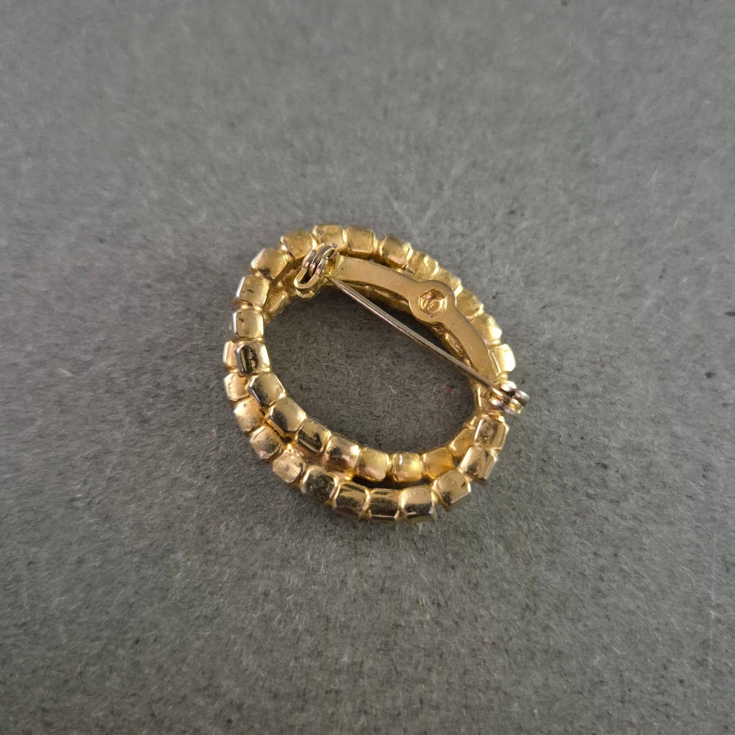 Ovale Vintage-Brosche mit lila Strass – Funkelndes Retro-Accessoire