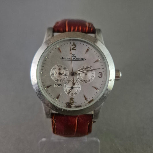 Modeuhr im Stil von Jaeger-LeCoultre – Scheinchronograph mit Lederoptik