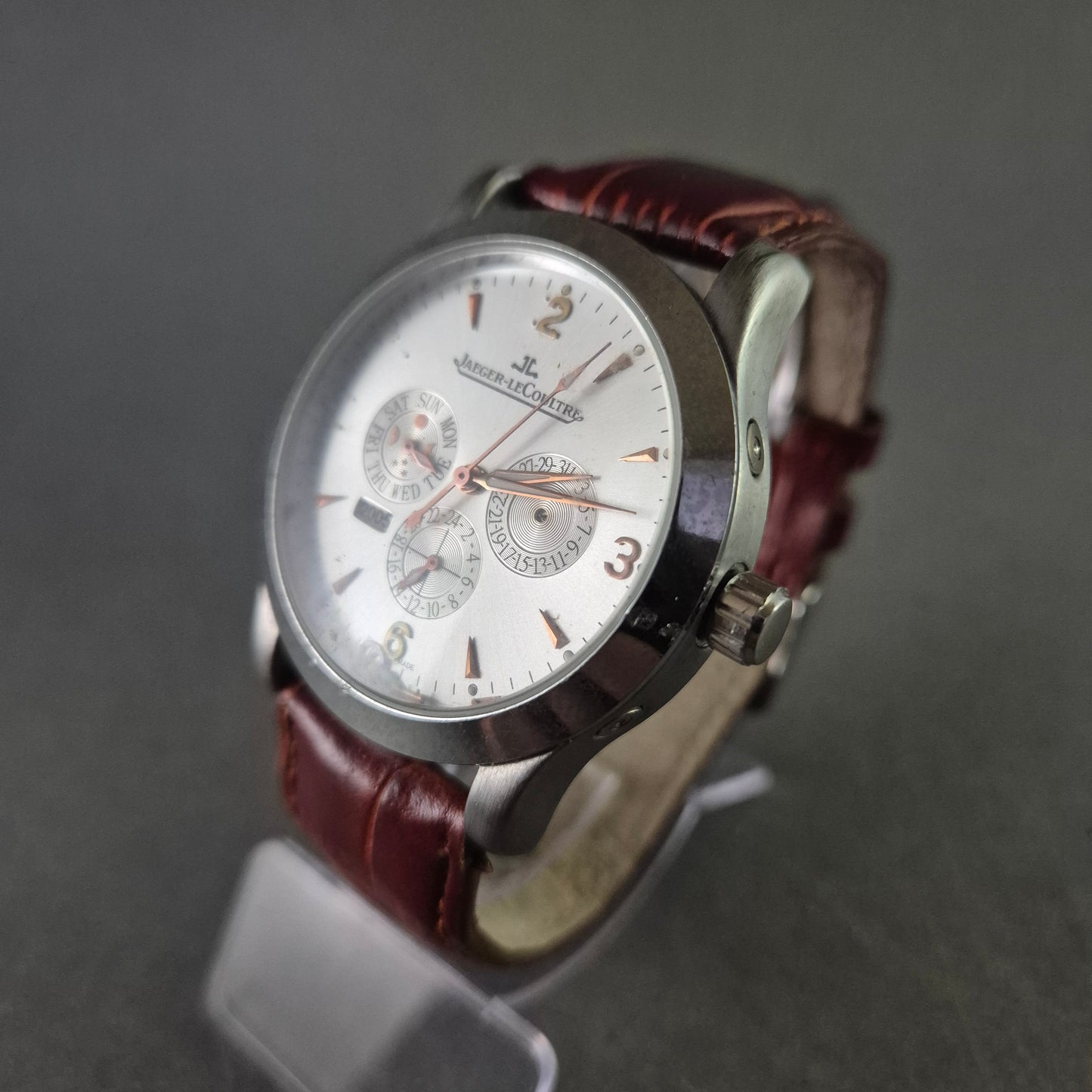 Modeuhr im Stil von Jaeger-LeCoultre – Scheinchronograph mit Lederoptik