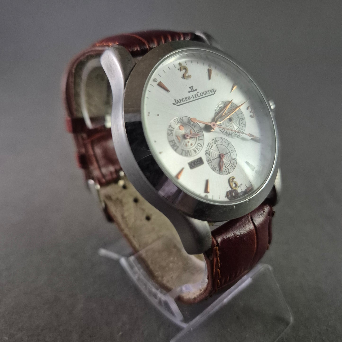 Modeuhr im Stil von Jaeger-LeCoultre – Scheinchronograph mit Lederoptik