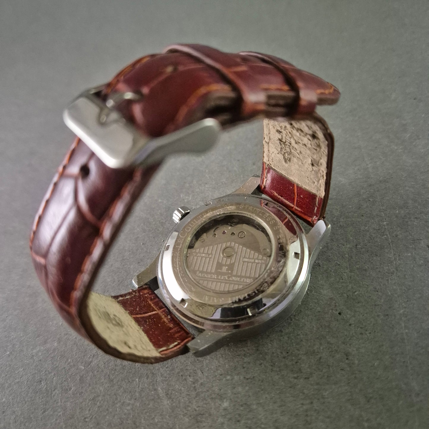 Modeuhr im Stil von Jaeger-LeCoultre – Scheinchronograph mit Lederoptik