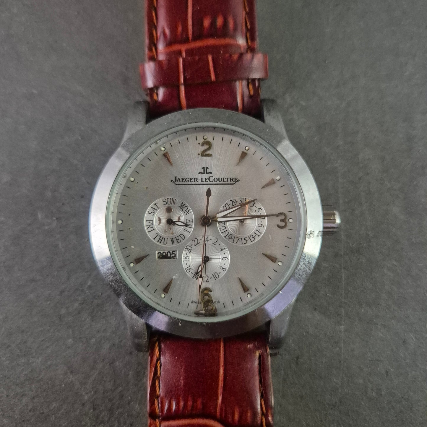 Modeuhr im Stil von Jaeger-LeCoultre – Scheinchronograph mit Lederoptik